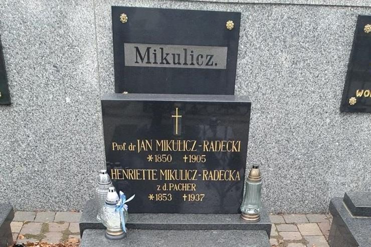 Jan Mikulicz Radecki's tomb - 03.jpg